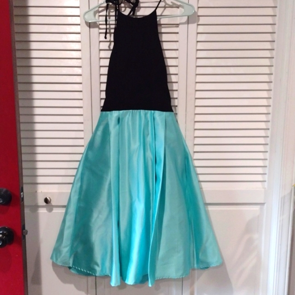Around the neck strap dress with pockets